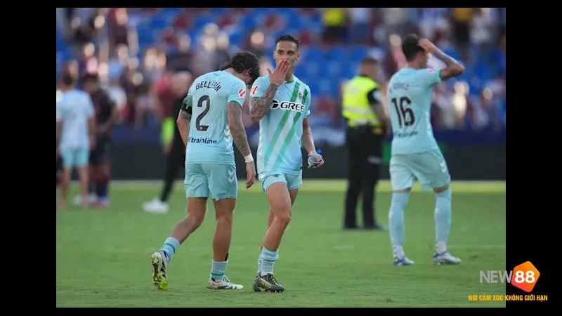 Cầu thủ Real Betis với chiếc áo xanh đang lao vào vị trí sút bóng trước sự áp sát của cầu…