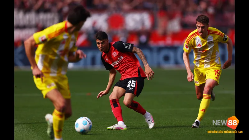 Cầu thủ Bayer Leverkusen chiến đấu gay gắt với cầu thủ Union Berlin để giành quyền kiểm…