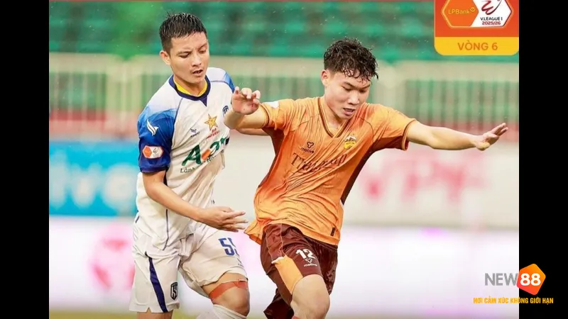 Cầu thủ U20 Mexico vượt qua cầu thủ U20 Ma Rốc trong trận đấu bóng đá